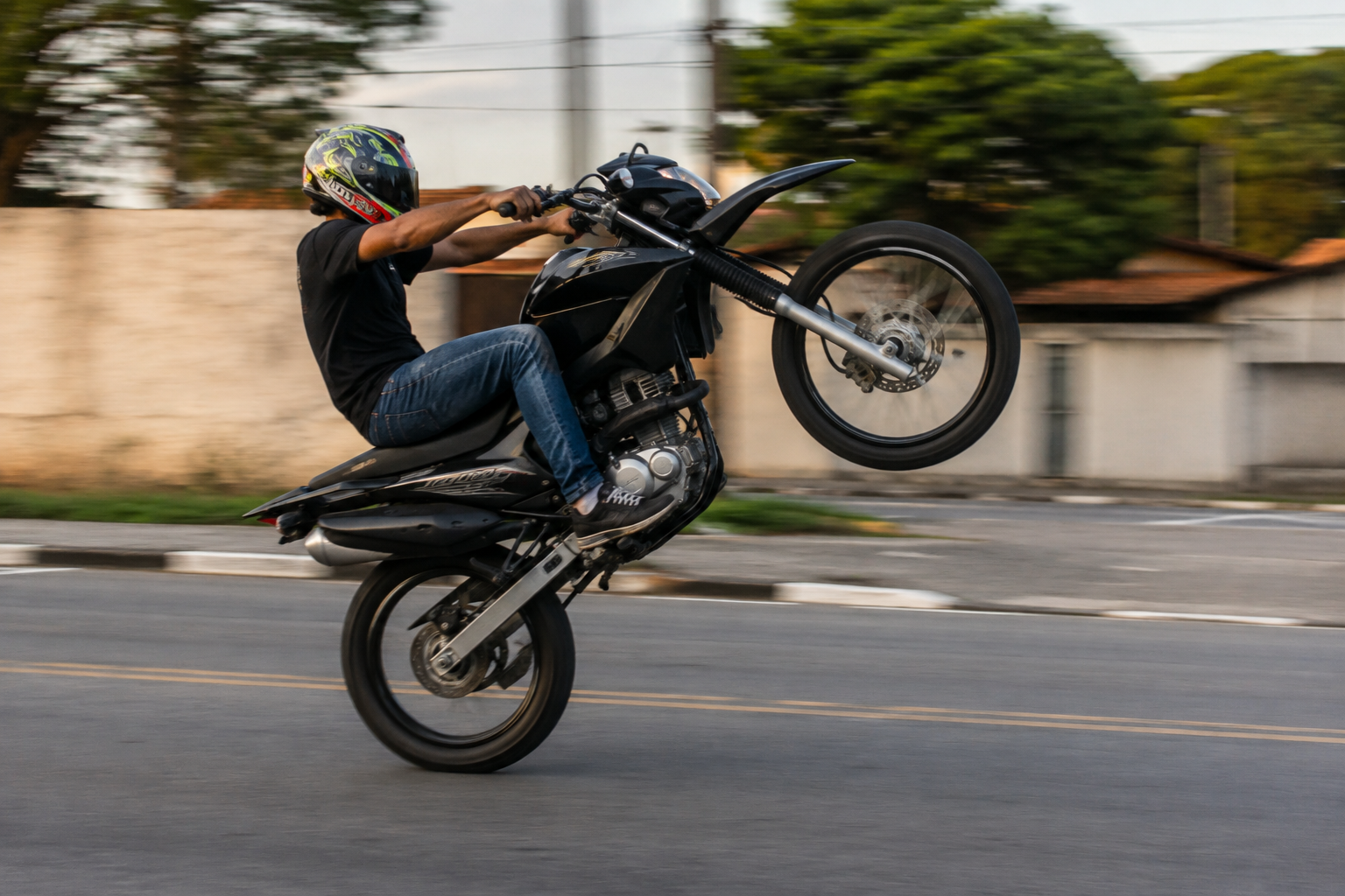 Motociclista “deu grau”, tentou fugir e foi parar na delegacia